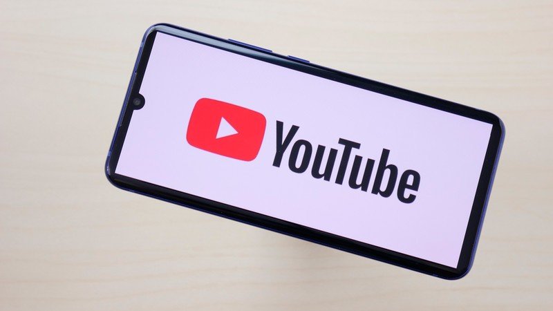 YouTube is working on a way to bring up comments during fullscreen videos
